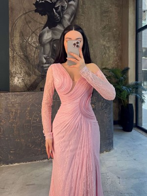 Adriya Önü Dekolteli Işlemeli Özel Tasarım Premium Kalite Dantel Yırtmaçlı Uzun  Abiye  Şeker Pembe