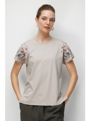 Desen Triko Kadın Sıfır Yaka Nakış Işlemeli Düşük Kollu Penye T-Shirt Bej