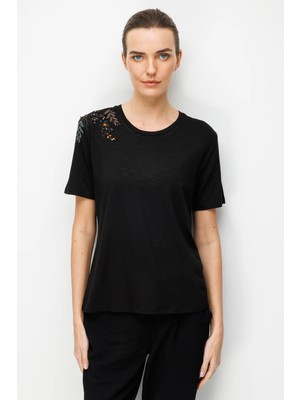 Desen Triko Kadın Sıfır Yaka Tek Omuzu Nakışlı Penye T-Shirt Siyah