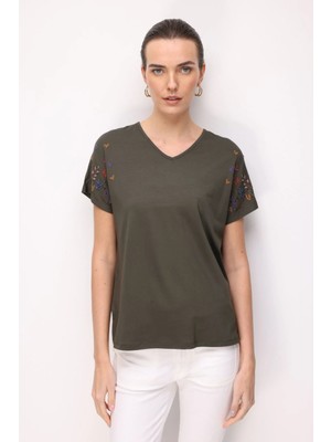 Desen Triko Kadın V Yaka Nakış Işlemeli Düşük Kollu Penye T-Shirt Haki