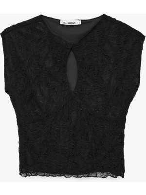 Koton Pencere Detaylı Kolsuz Hakim Yaka Slim Fit Dantelli Bluz