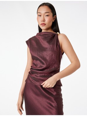 Koton Metal Aksesuarlı Yuvarlak Kayık Yaka Kolsuz Dokulu Saten Bluz