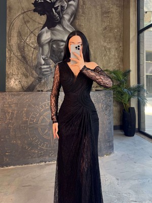 Adriya Önü Dekolteli Işlemeli Özel Tasarım Premium Kalite Dantel Yırtmaçlı Uzun  Abiye  Siyah