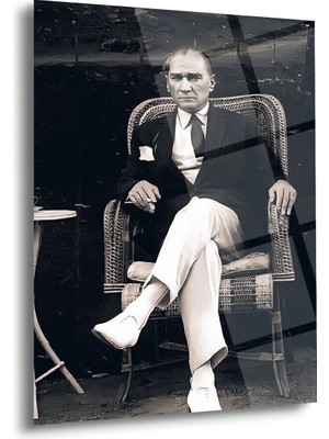 Shiny Art Atatürk Bahçede Sandalyede Otururken Cam Tablo – ATA166