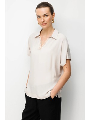 Desen Triko Kadın Yakası Nakışlı Düşük Kollu Penye Bluz Bej