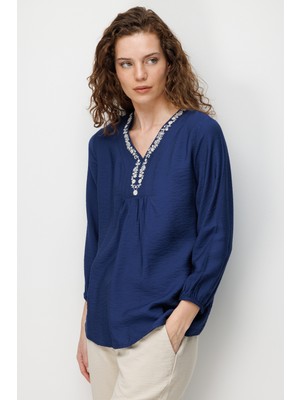 Desen Triko Kadın V Yaka Etnik Nakışlı Uzun Kollu Bluz Lacivert