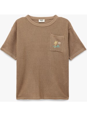 Koton Bisiklet Yaka Kısa Kollu Nakış Detaylı Cepli Viskon Triko Tişört