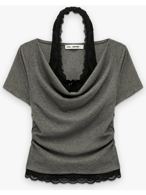 Koton Kadın Slim Fit Kısa Kollu Polyester Karışımlı Günlük Tişört Kayık Yaka Tasarım