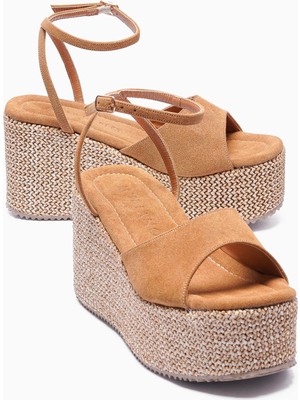 Mubiano Kadın Süet Sandalet Dolgu Topuk Hasır Taban Platform Bilekten Bantlı Helora Taba