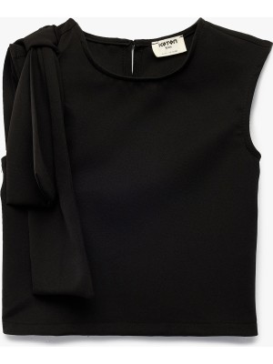 Koton Kolsuz Bisiklet Yaka Aplike Detaylı Crop Bluz