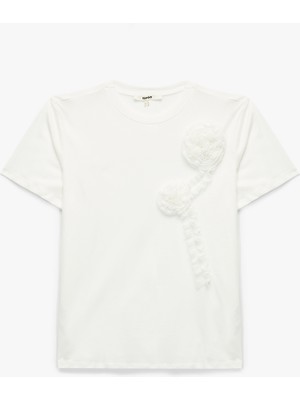 Koton Pamuklu Kısa Kollu Bisiklet Yaka Gül Aplike Detaylı Tişört