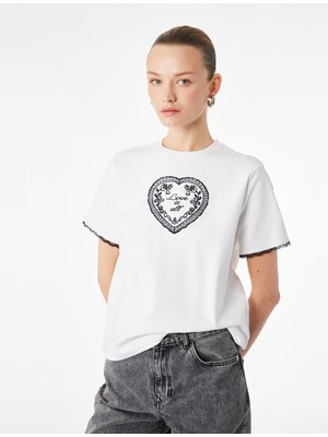 Koton Slim Fit Kısa Kollu Bisiklet Yaka Nakış Işlemeli Kalpli Tişört