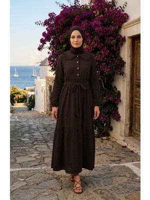 Sefa Merve Müslin Kumaş Fırfır Yaka Beli Kuşaklı Elbise 0253-07 Kahverengi