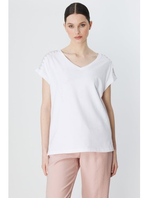 On Kadın Omuzları Taşlı V Yaka Pamuklu T-Shirt 71415 Beyaz