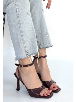 Soha Bordo Rugan Topuklu Bilekten Kemerli Ayakkabı