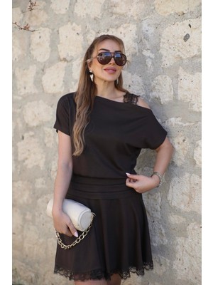 Qimya Butik Buketli Kadın Tek Omzu ve Etek Ucu Dantel Detaylı Yarasa Kol Beli Drapeli Kısa Elbise