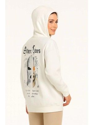 Hobilinka Kadın Oversize Üç Iplik Şardonlu Kapüşonlu Sweatshirt Beyaz Other Lives Ön ve Arka Baskılı