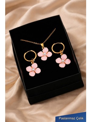 Trend Collection Pembe Çiçek Figürlü Çelik Kolye Küpe Seti – Zarif Kadın Takı Seti