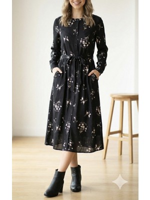 Bizcomoda Kadın Uzun Kollu Hakim Yakalı Düğmeli Kuşaklı Desenli Maxi Mikro Süprem Elbise