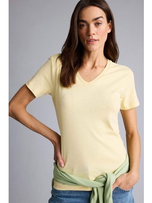 DeFacto Slim Fit V Yaka Basic Düz Ribana Kısa Kollu Tişört I1080AZ26SP