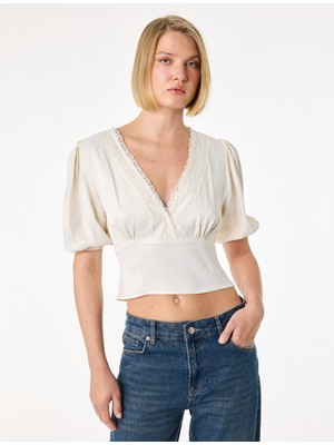 Koton Slim Fit Dantel Detaylı Kısa Balon Kollu V Yaka Saten Crop Bluz