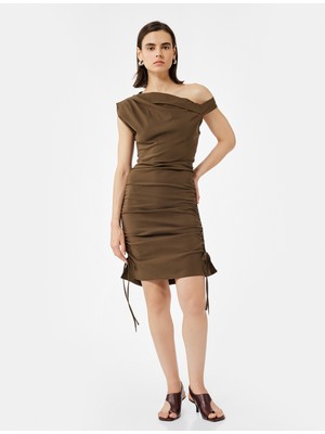 Koton Yanları Büzgülü Drapeli Asimetrik Yaka Omzu Açık Mini Elbise