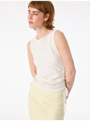 Koton Slim Fit Büzgülü Kolsuz Kayık Yaka Dantel Bluz