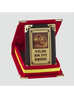 Aesco Yılın En Iyi Eşine Plaketi