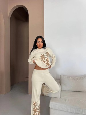 Çiçek Motifli Triko Takım – Yumuşak Dokulu ve Şık Tasarım