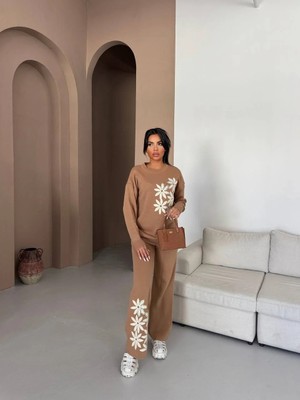 Çiçek Motifli Triko Takım – Yumuşak Dokulu ve Şık Tasarım