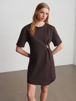 Dilvin 91573 Aksesuar Detaylı Mini Elbise-Koyu Kahve