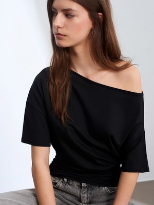 Dilvin 32735 Asimetrik Yaka T-Shirt-Siyah