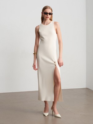 Dilvin 90255 Aksesuar Detaylı Yırtmaçlı Triko Elbise-Ekru