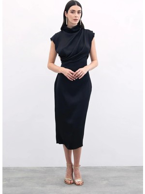 Sateen Düğme Detaylı Drapeli Siyah Midi Elbise