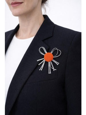 Gönülden Tasarım Düğme Detaylı Fiyoklu Broş Giyim Aksesuarı 8x8 cm