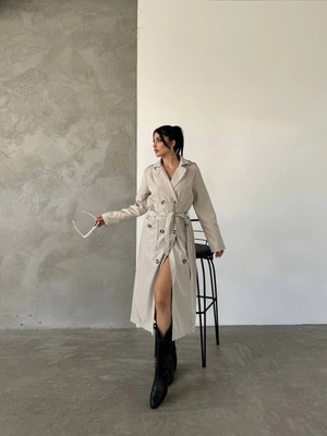 Kuşaklı Uzun Bej Trençkot – Düğmeli, Yırtmaç Detaylı