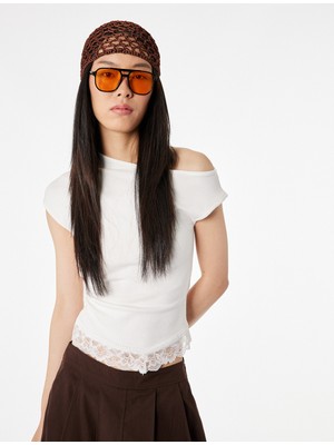 Koton Dantel Detaylı Kısa Kollu Asimetrik Yaka Drapeli Omzu Açık Tişört