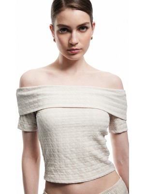 Koton Dokulu Slim Fit Düşük Omuz Madonna Yaka Tişört