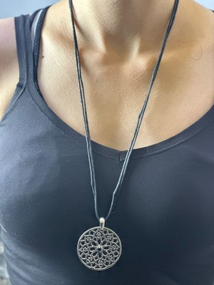 Gönülden Tasarım Motif Işleme Deri Kayışlı Kadın Kolye 32 cm