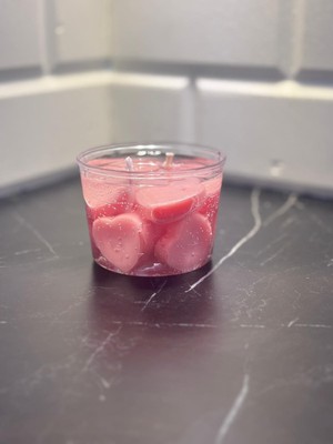 El Yapımı Romantik Pembe Kalp Jel Mum – Mika Kapta Dekoratif Çilek Kokulu Hediyelik Mum