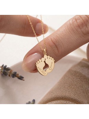 Vaoov 925 Ayar Gümüş Altın Kaplama Tarih ve Isim Yazılı Bebek Ayağı Kolye