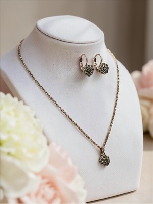 Fayra Accessories Papatya Figürlü Kristal Taşlı Küpe ve Kolye Seti