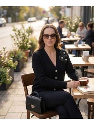 Urumday Kadın V Yaka Nakışlı Düğmeli Triko Hırka