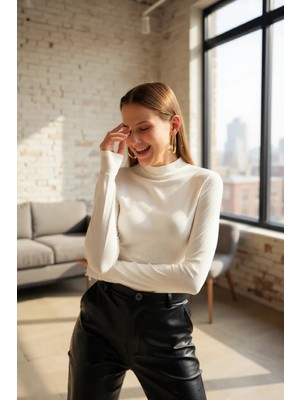 E-Bulurum Kadın Beyaz Parmak Detaylı Esnek Uzun Kollu Body