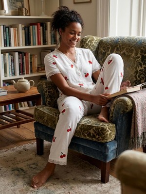 Noches Kadın Beyaz Kiraz Kalp Çiçek Desenli Ince Bürümcük Boydan Düğmeli Yazlık Pijama Takım