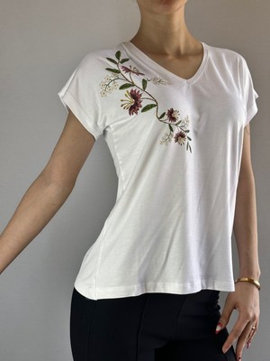 Gönülden Tasarım Sarmaşık Çiçek Baskılı Kadın V Yaka Basic T-Shırt