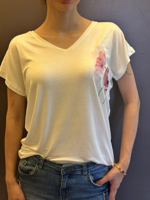 Gönülden Tasarım V Yaka Çiçek Desenli Kadın T-Shirt
