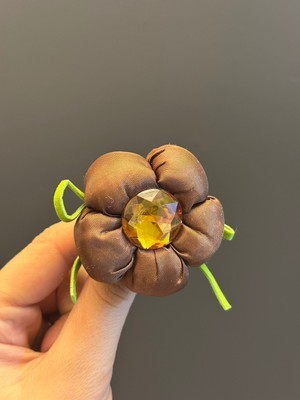 Gönülden Tasarım Kahverengi Çiçek Broş Yaka Iğnesi Giyim Aksesuarı Çap 6 cm