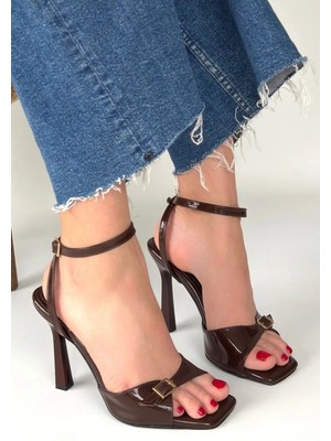 No8 Home Hoste Kahverengi Rugan Topuklu Bilekten Kemerli Ayakkabı