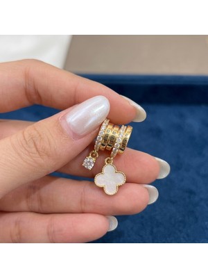Museum Of You Kadın Kolye Ucu 14K Altın Kaplama Beyaz Mineli Yonca - Tek Taş Detaylı - Marka Model